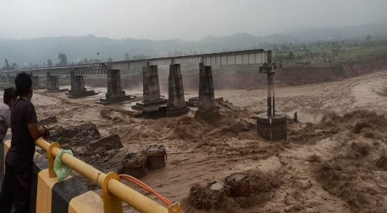 Chakki railway bridge broken